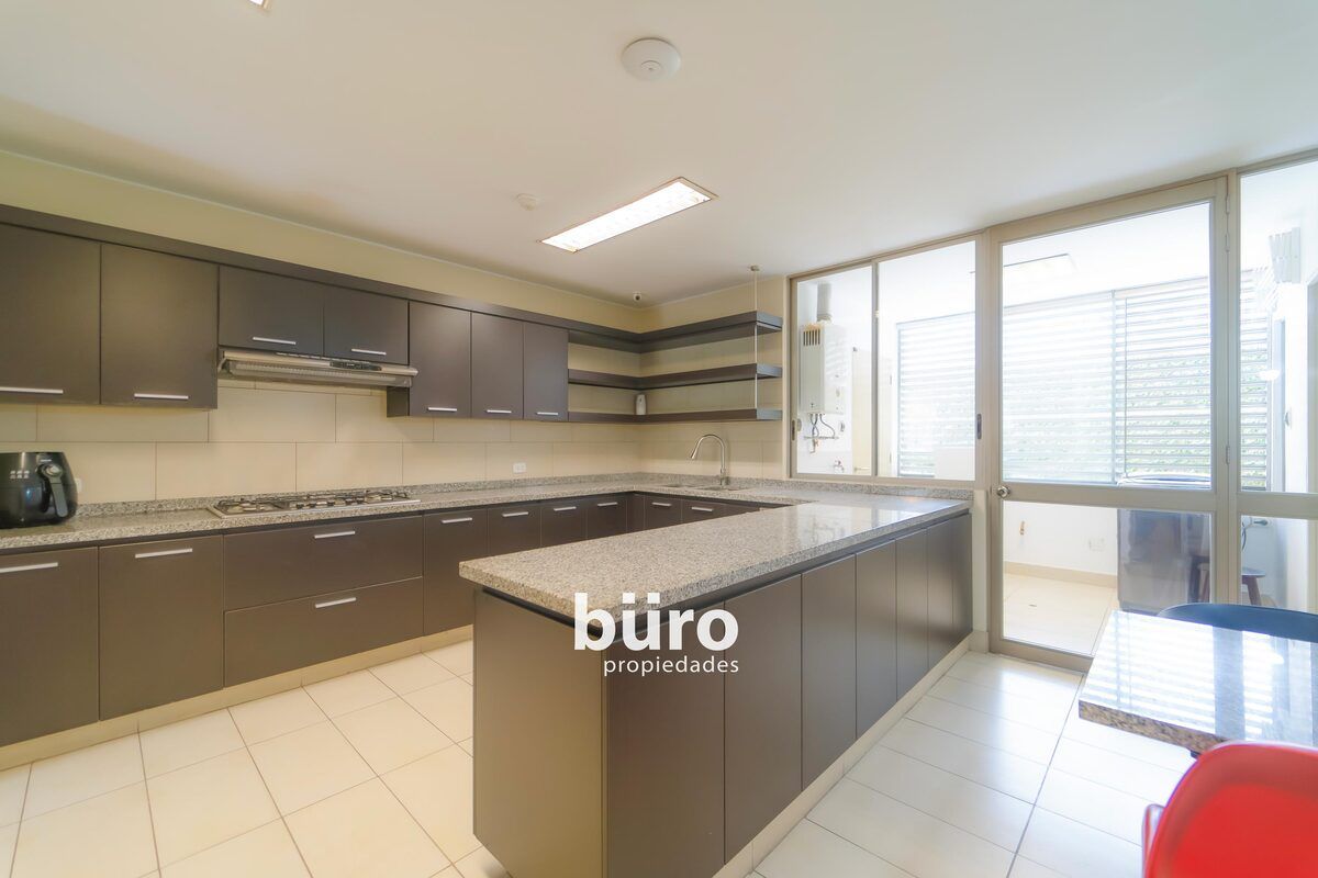 18 de 37: cocina con comedor de diario