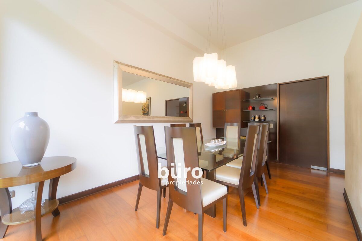 6 de 37: Comedor con techo de doble altura