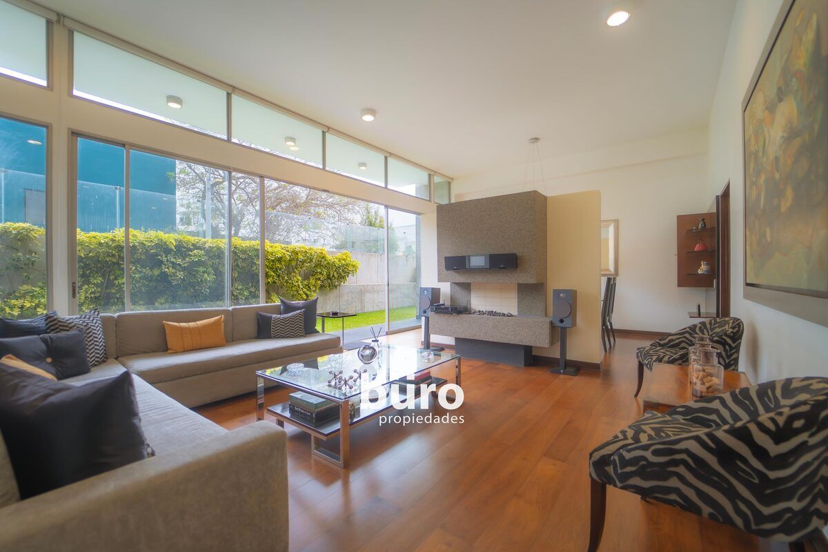 2 de 37: Sala y comedor dividido con pared de media altura