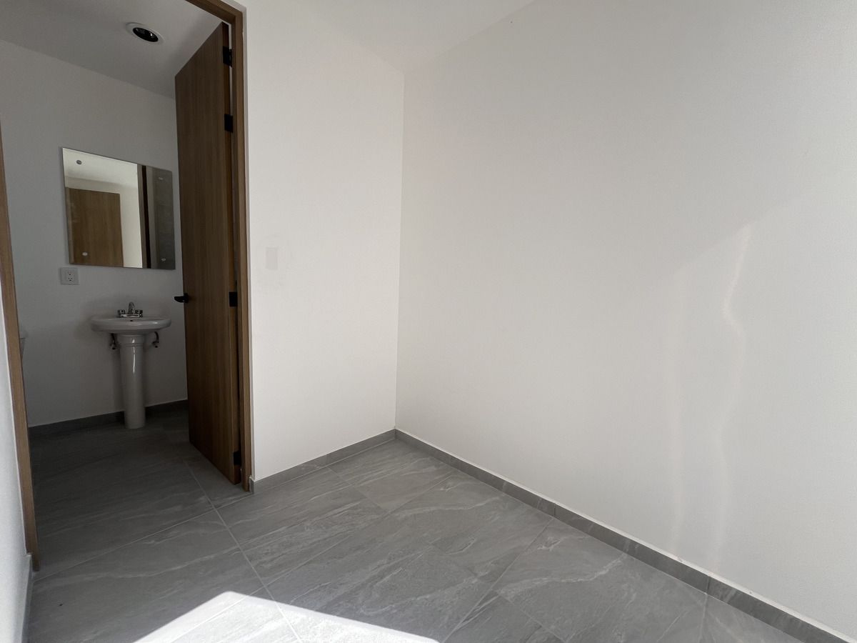 10 de 39: Cuarto de servicio con baño completo