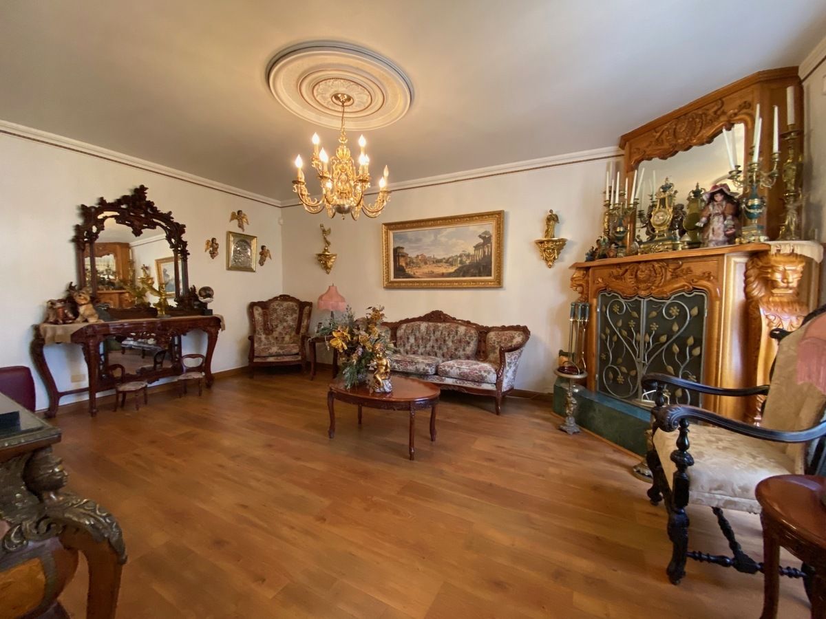 5 de 23: sala con chimenea