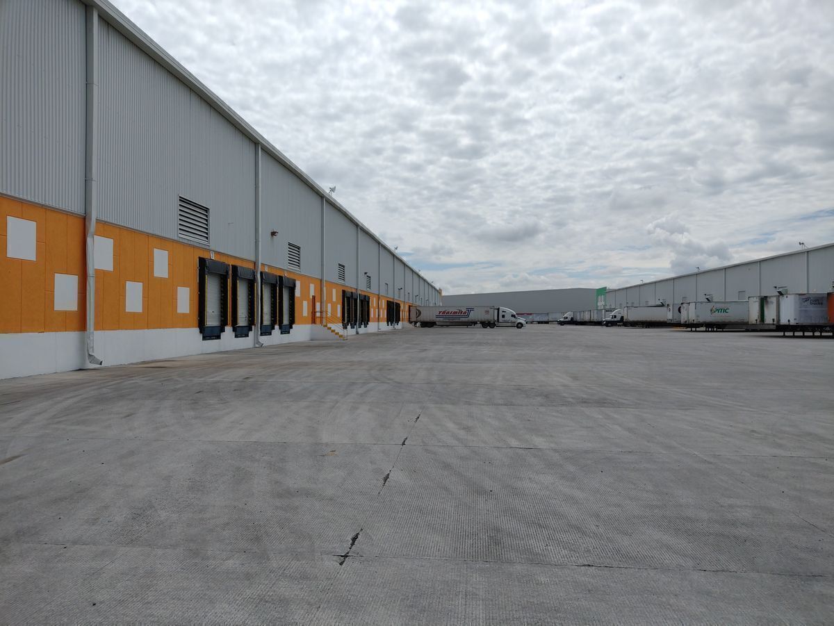 3 of 6: 3 andenes