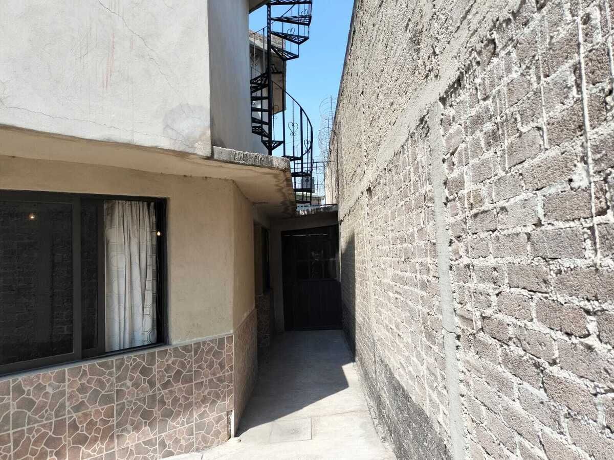 Pasillo hacia el patio y jardin, photo 9 of 40