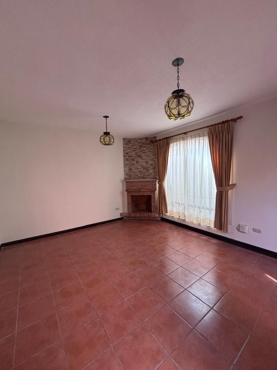 4 de 26: Sala con chimenea