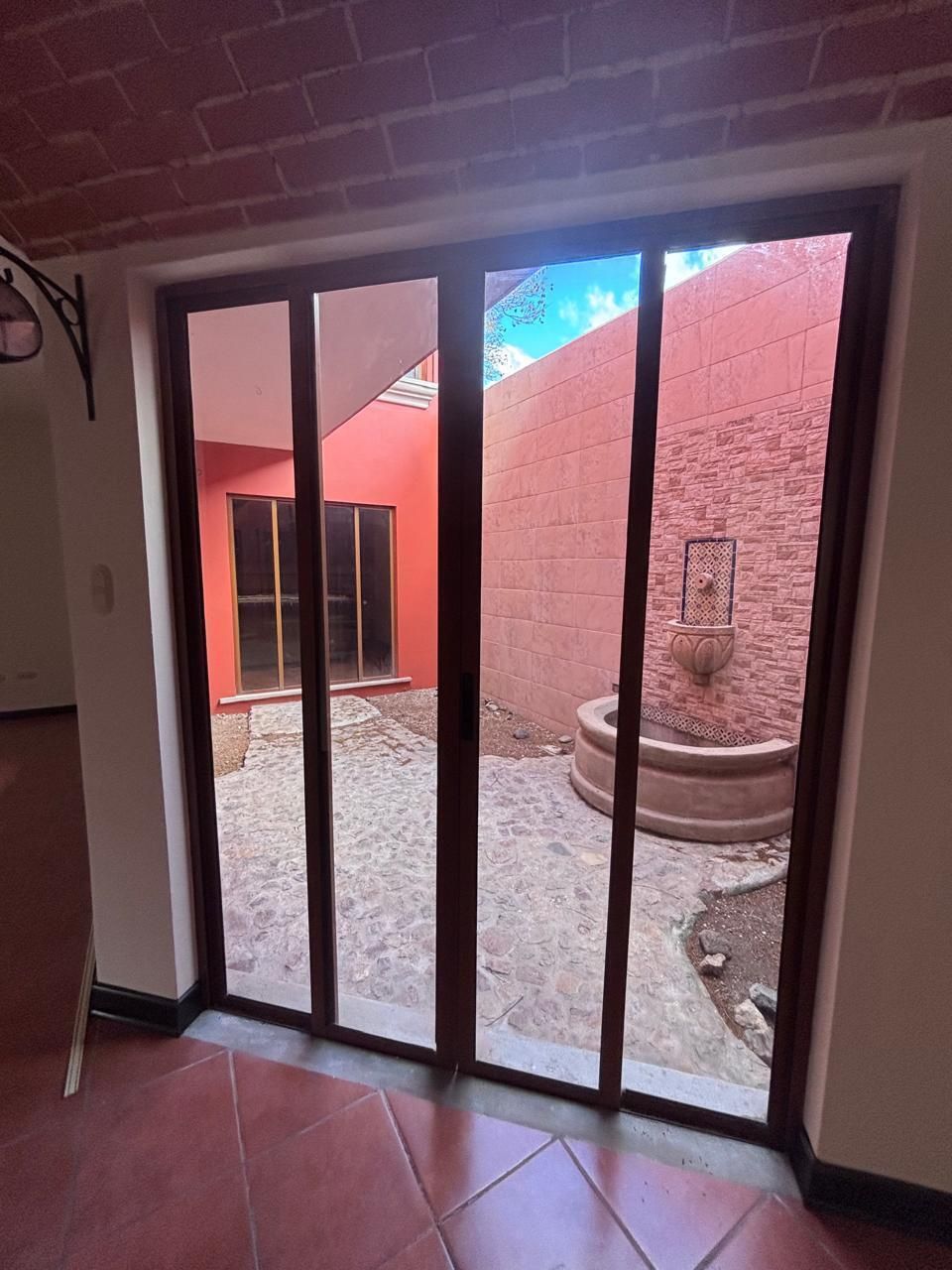 5 de 26: Patio interno con fuente