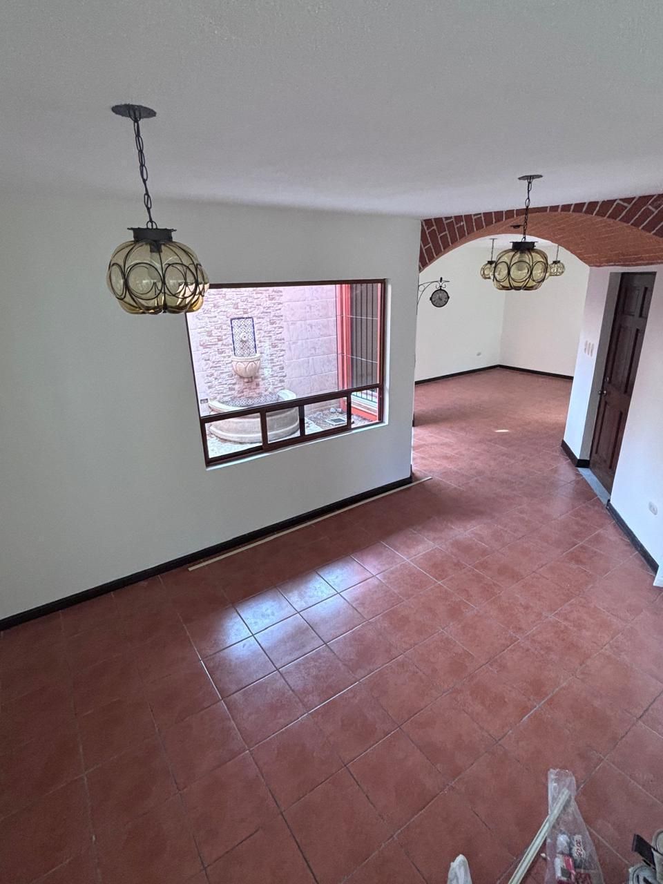23 de 26: Vista de Comedor, Sala y Patio interno