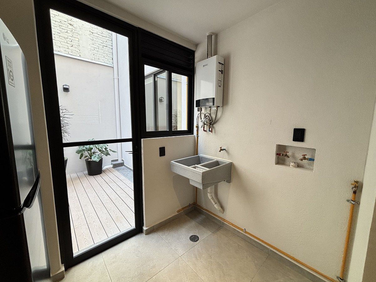 6 of 12: Prototipo 1: Cocina, espacio para lavadora, acceso a terraza