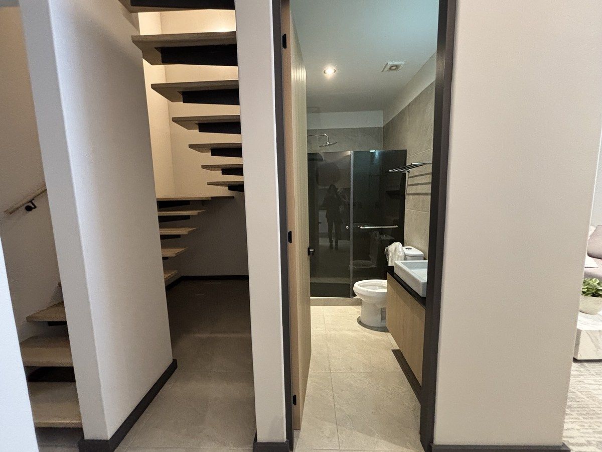 7 of 12: Prototipo 1: Baño completo pasillo y escaleras