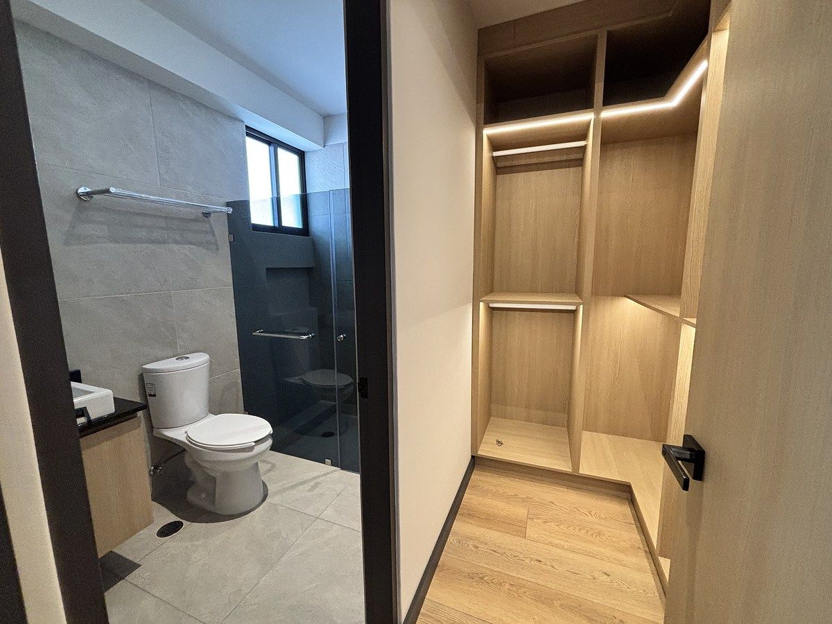 10 of 12: Prototipo 1:  Baño y vestidor recámara principal