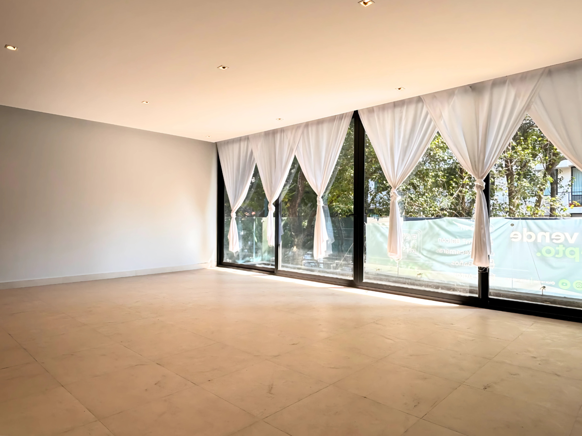 3 de 18: Sala con salida al balcón