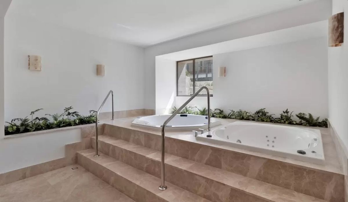 JACUZZI