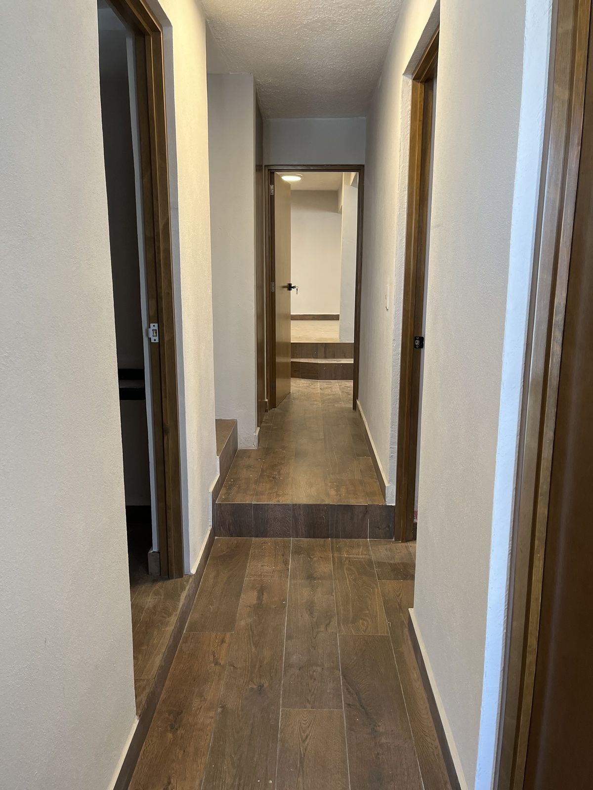 10 of 33: Segundo piso, hay 3 recámaras, principal y 2 secundarias.