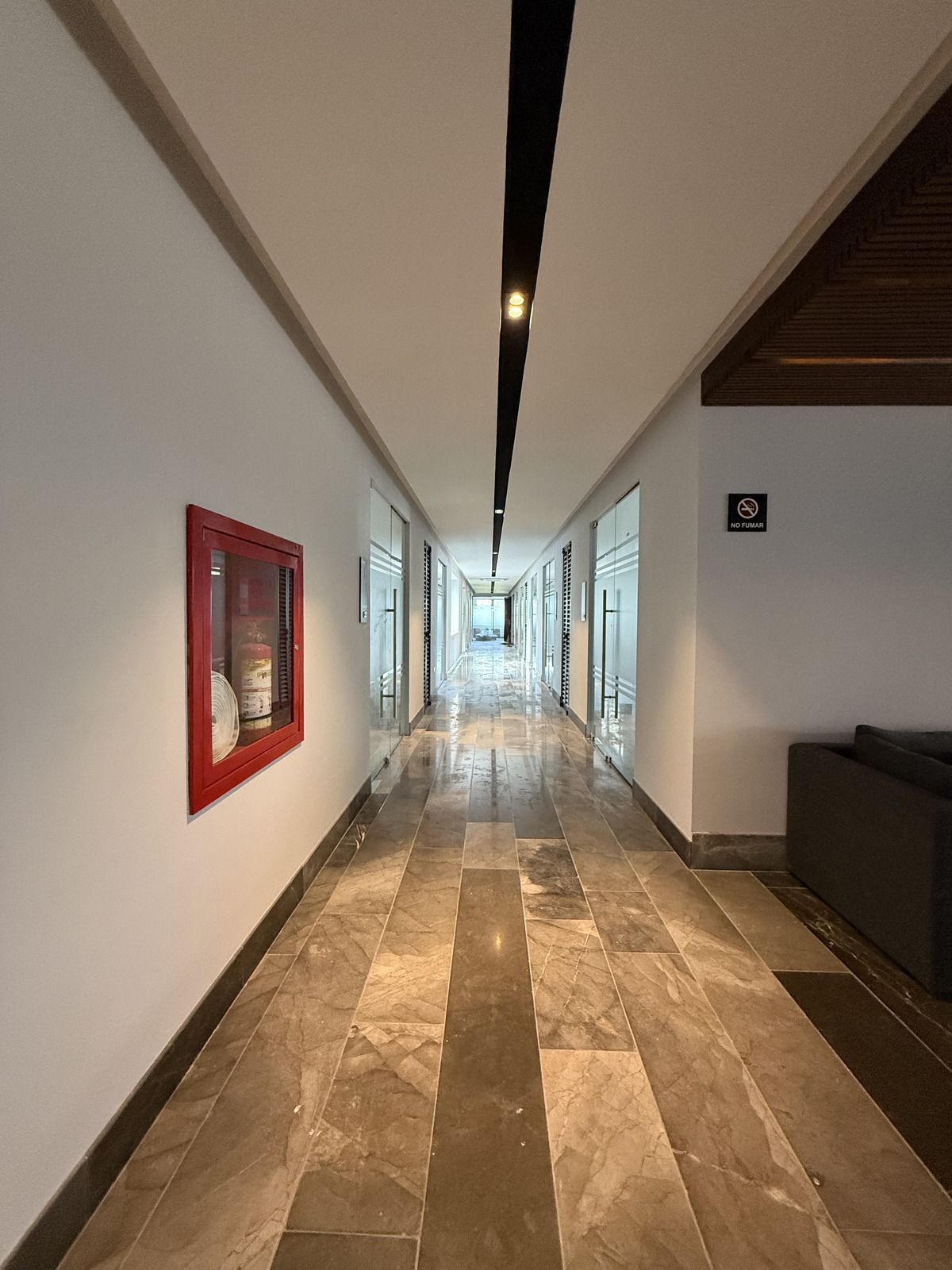 4 de 13: Pasillos de oficinas