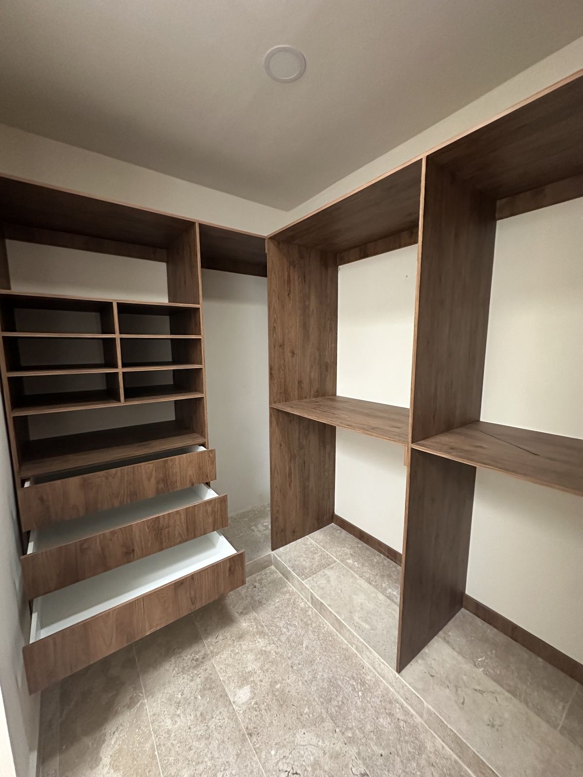 11 de 16: Clóset vestidor en cuarto principal