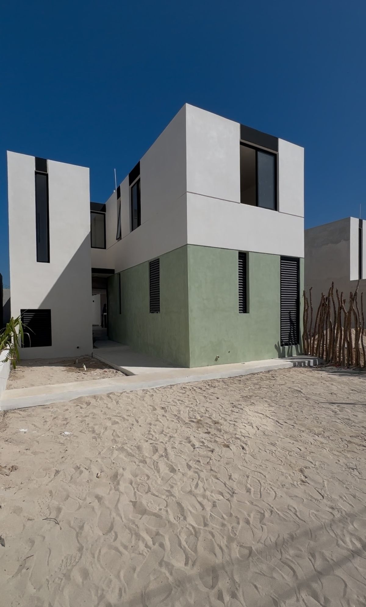 1 de 16: Moderna fachada (se puede techar)