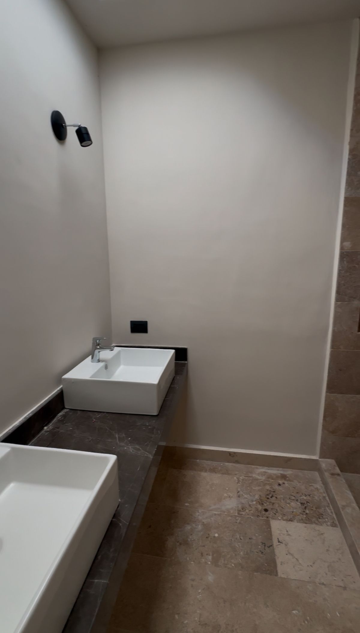 12 de 16: Doble lavabo en cuarto 1