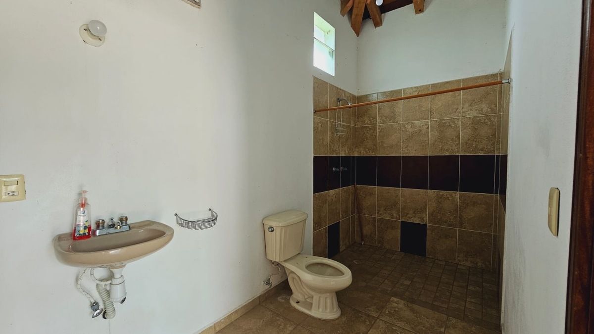 12 of 17: Baño
