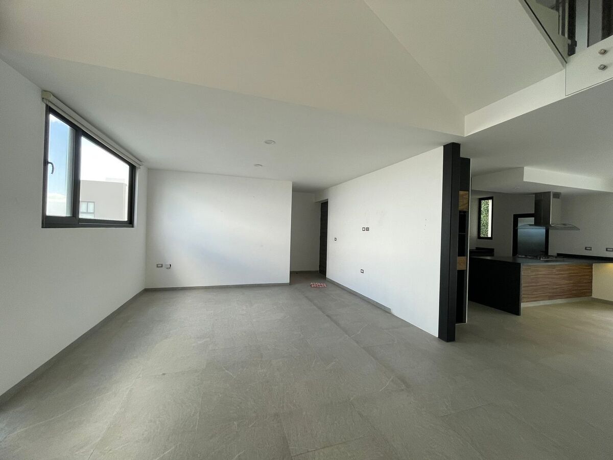 5 of 28: Sala