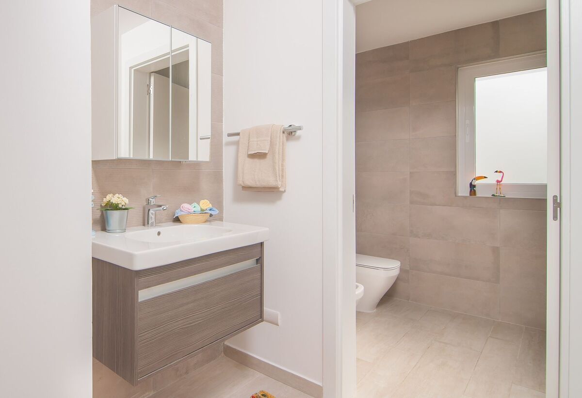 17 of 26: Bathroom