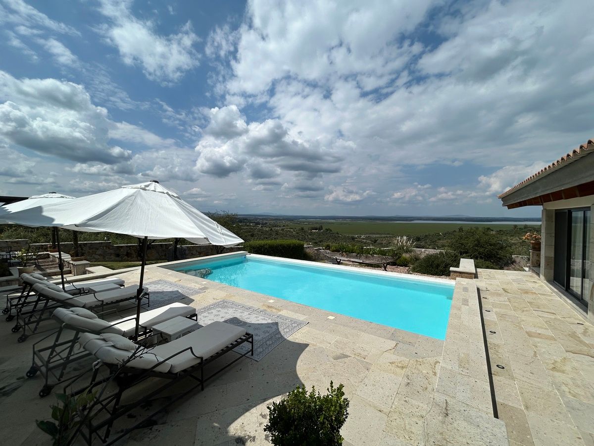 16 de 25: Swimming pool with Panoramic view to Mountain and Lake