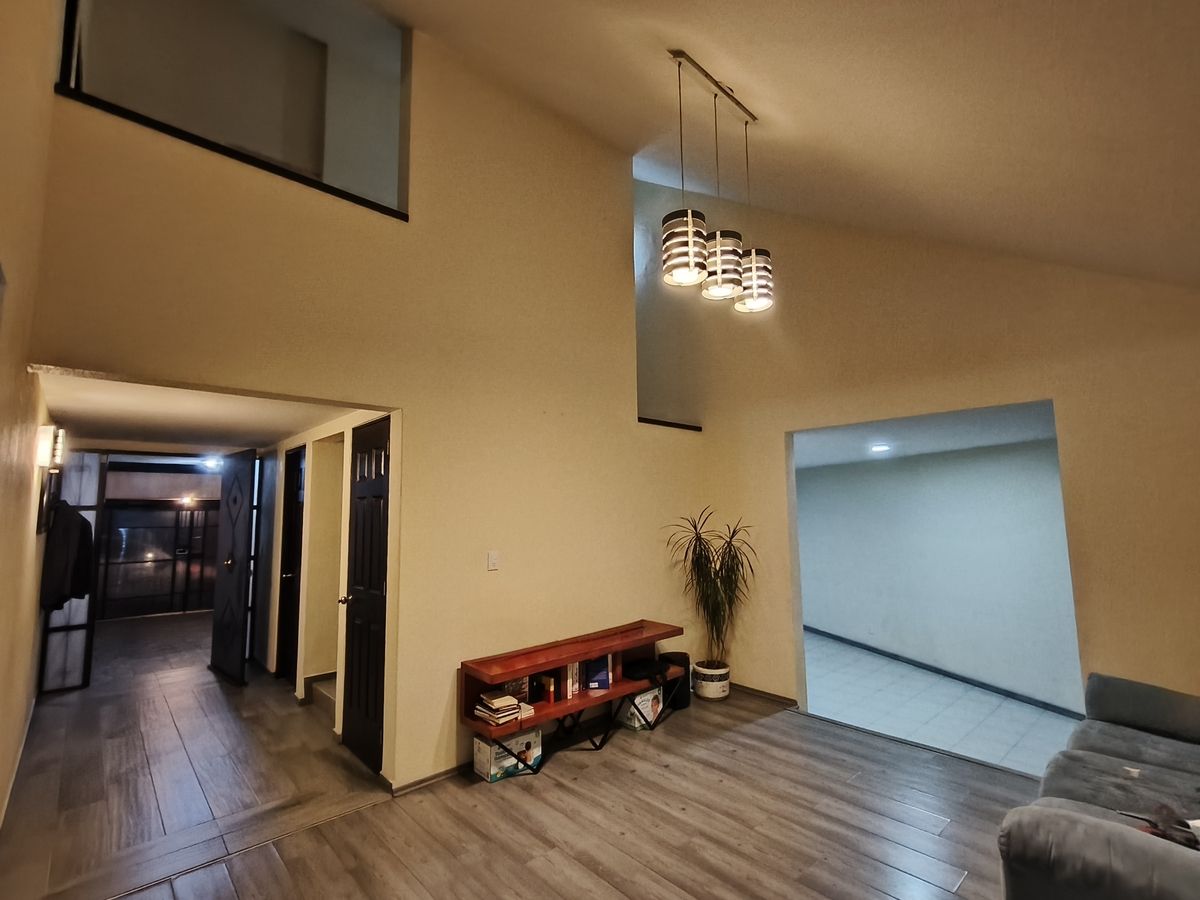 10 de 43: Sala, vista al salón de juegos y hall