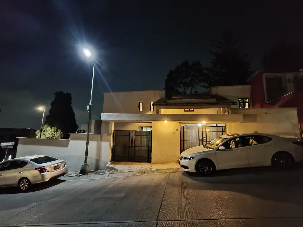 3 de 43: Fachada noche