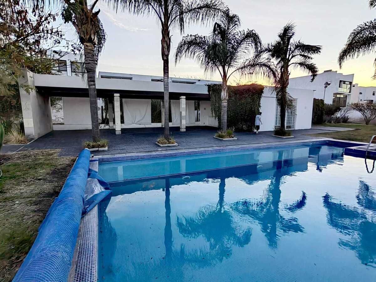 31 de 34: Alberca con terraza