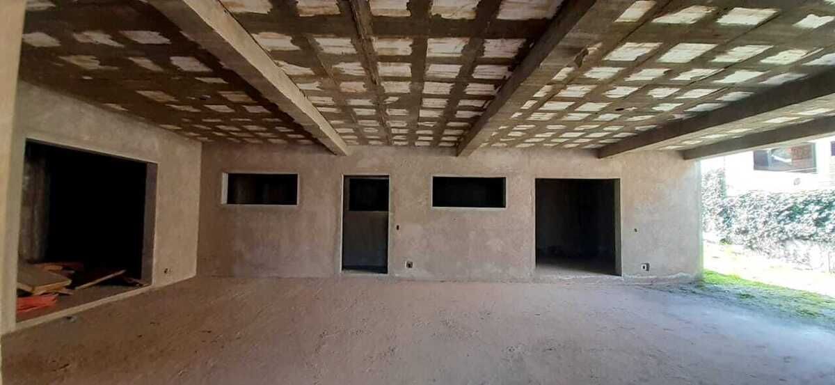 4 of 20: Estacionamiento techado 4 autos y área de servicio