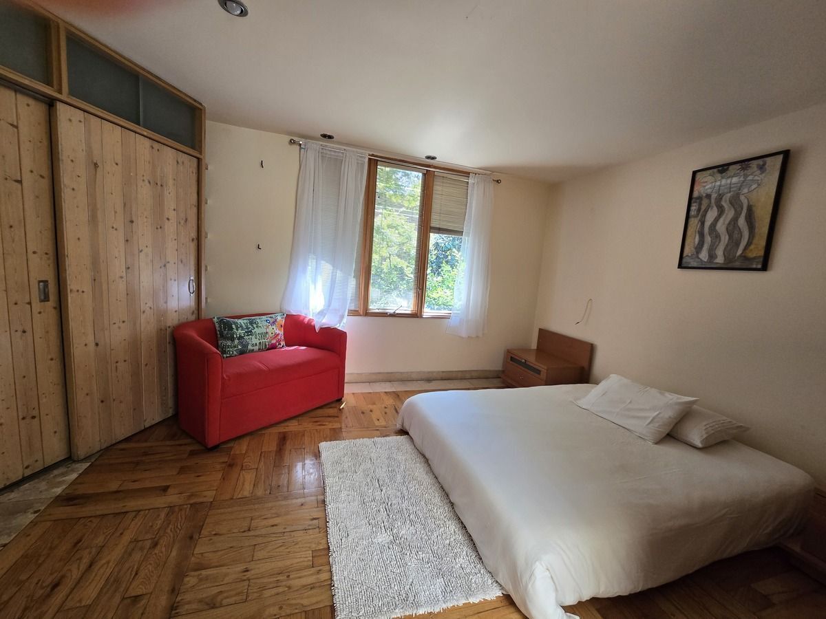 Recamara con closet de madera natural