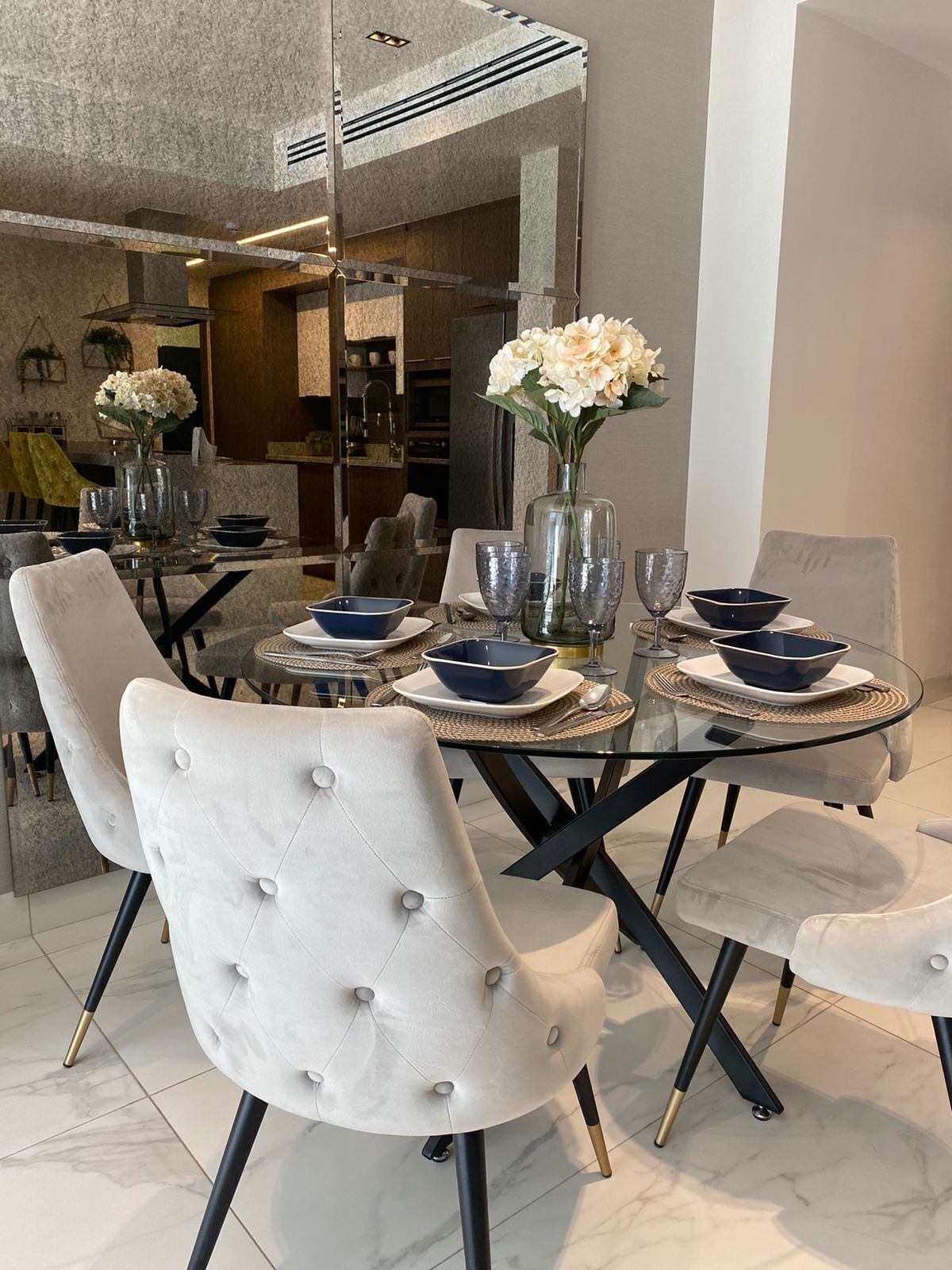 6 of 21: Comedor (depto. muestra)