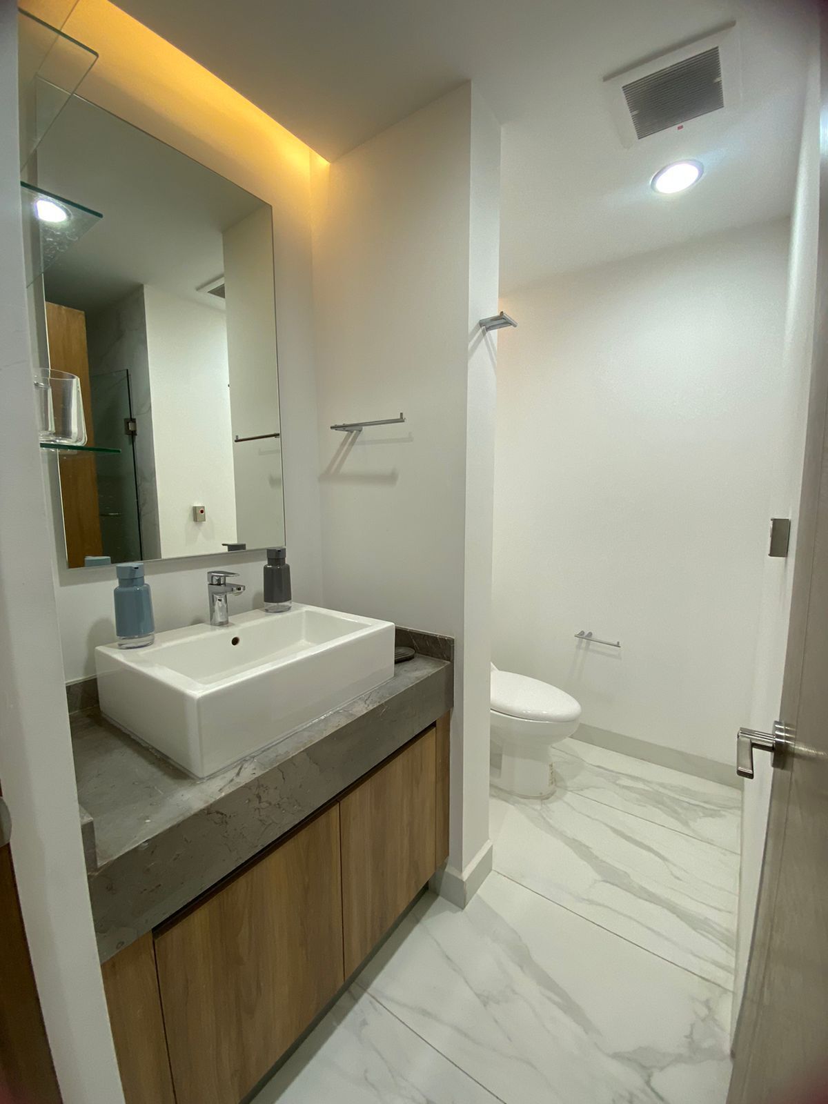 9 of 21: Baño (depto. muestra)
