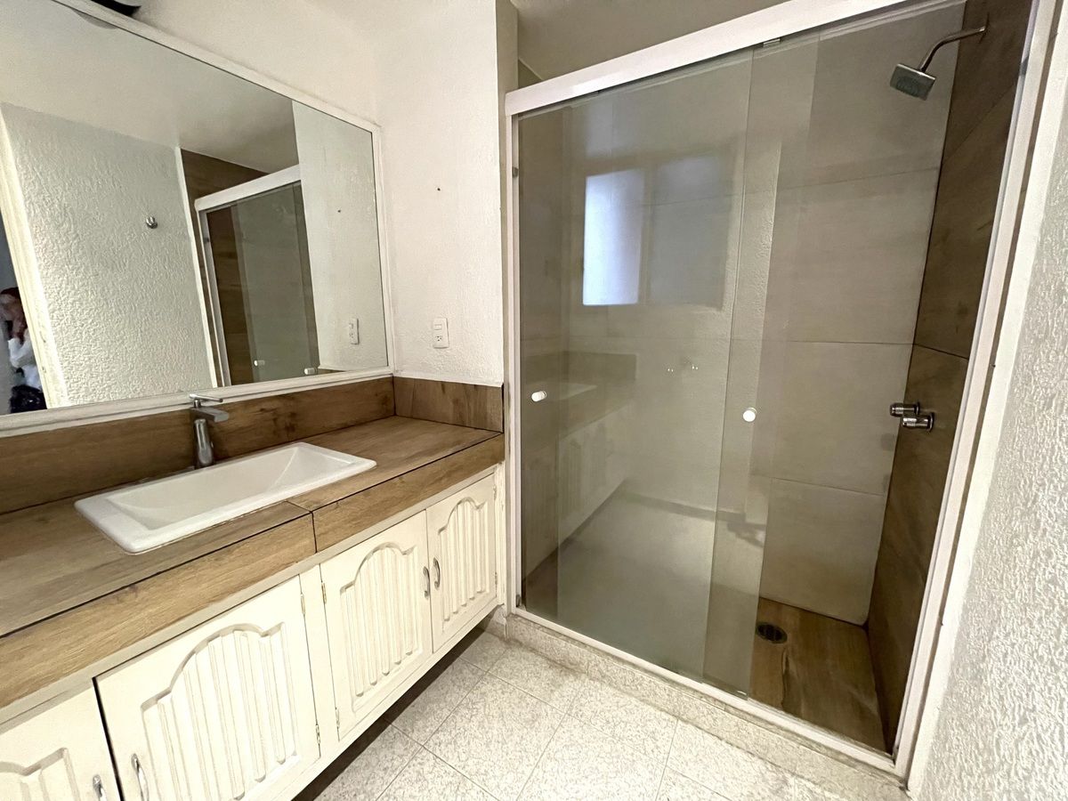 12 of 16: Baño completo