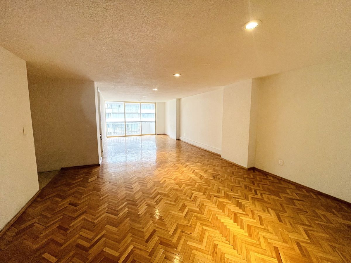 7 of 16: Sala principal sin muebles