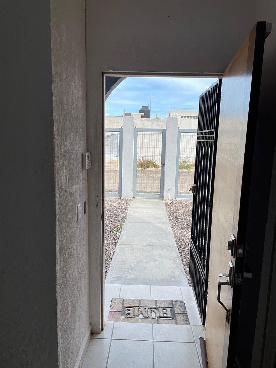 4 de 20: pasillo para acceder a la casa