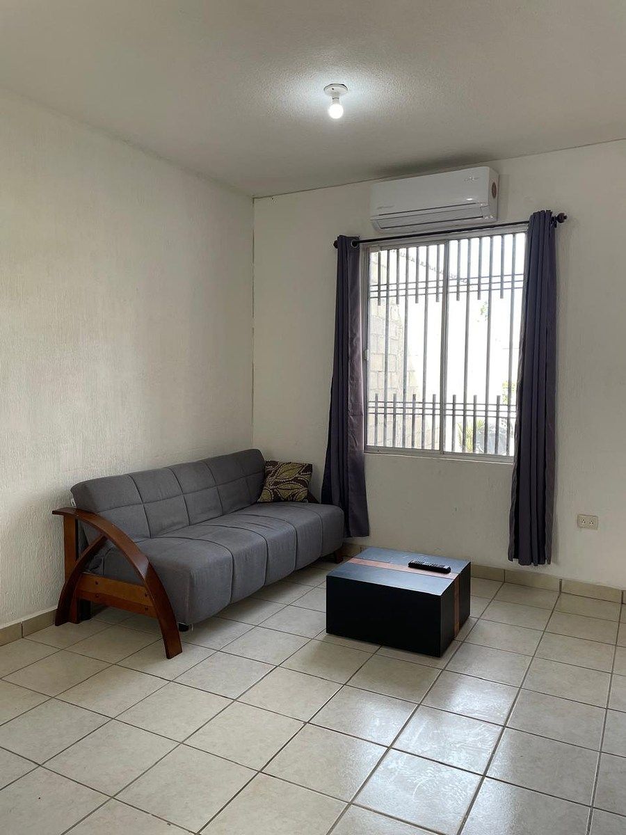 6 de 20: sala con sofá y a/c minisplit