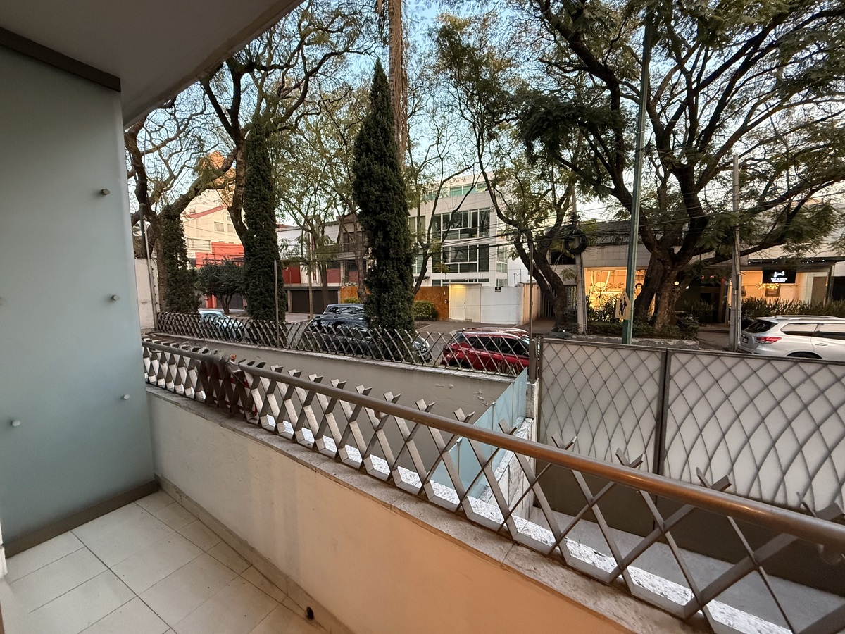 4 of 17: Balcón