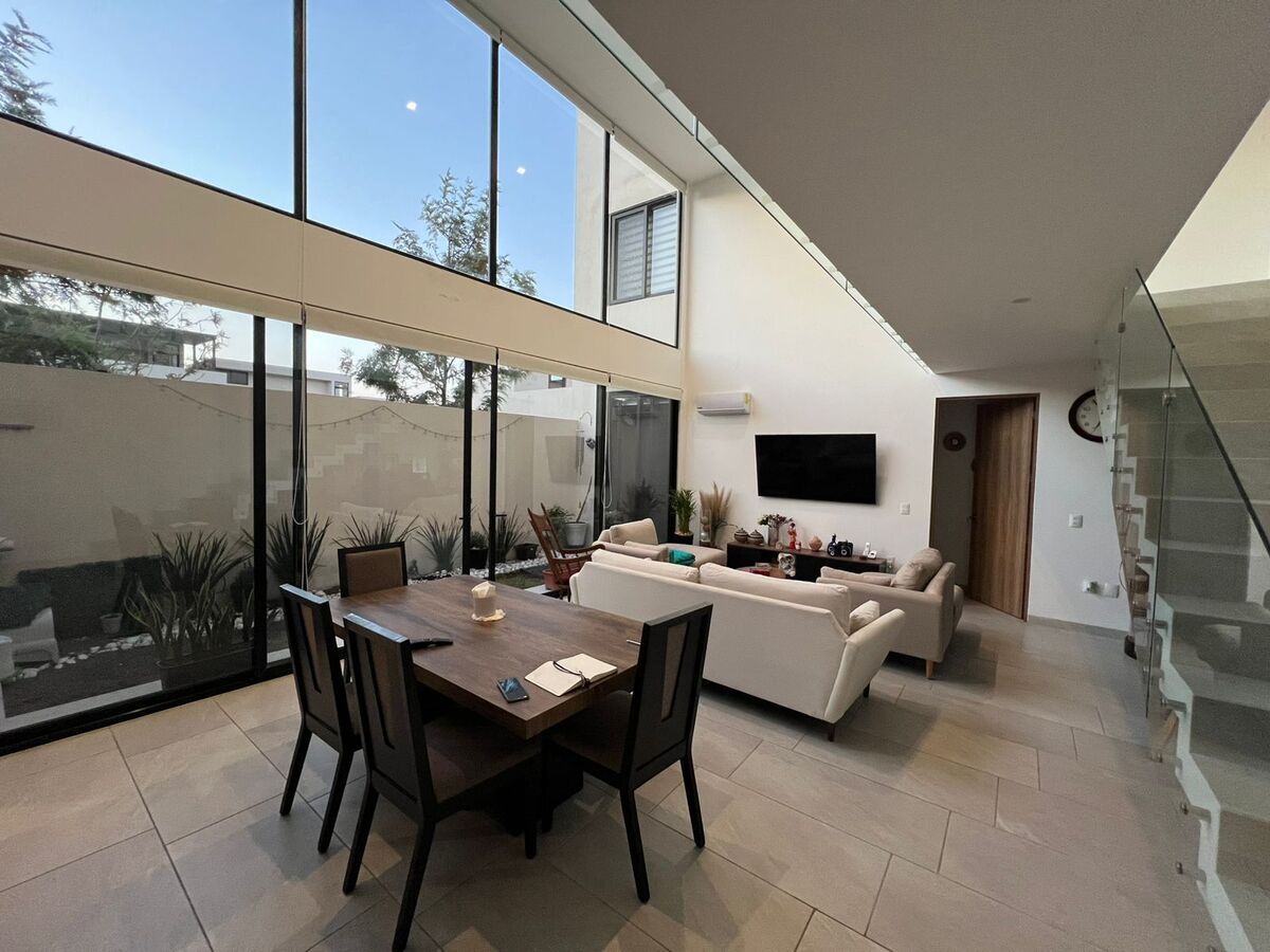 3 de 40: Comedor con vista jardín interior