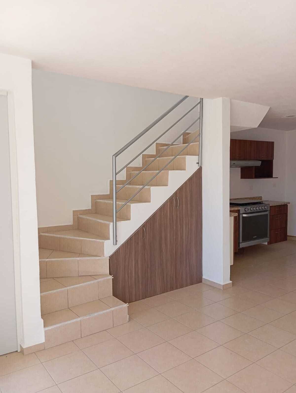 6 of 17: Escalera y cocina