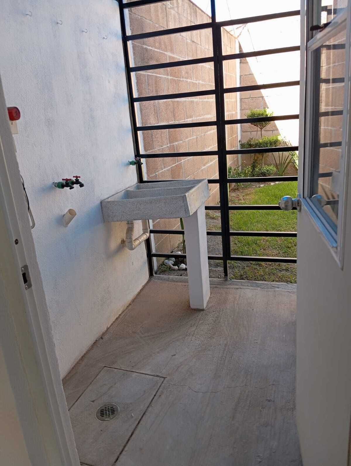 11 of 17: Patio de servicio techado