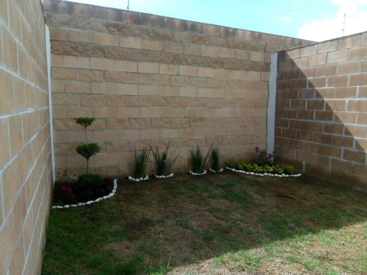 7 of 17: Jardín