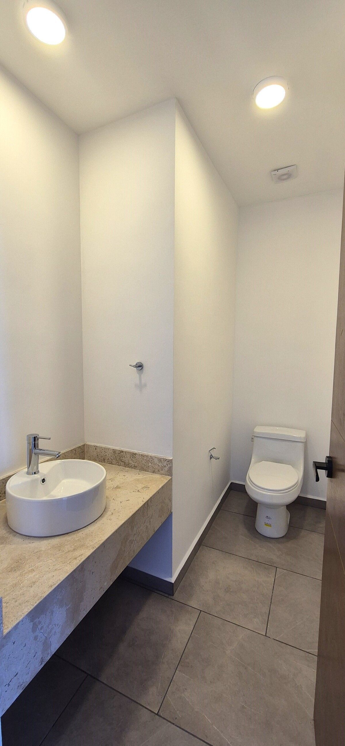 14 de 28: 1/2 Baño Visitas