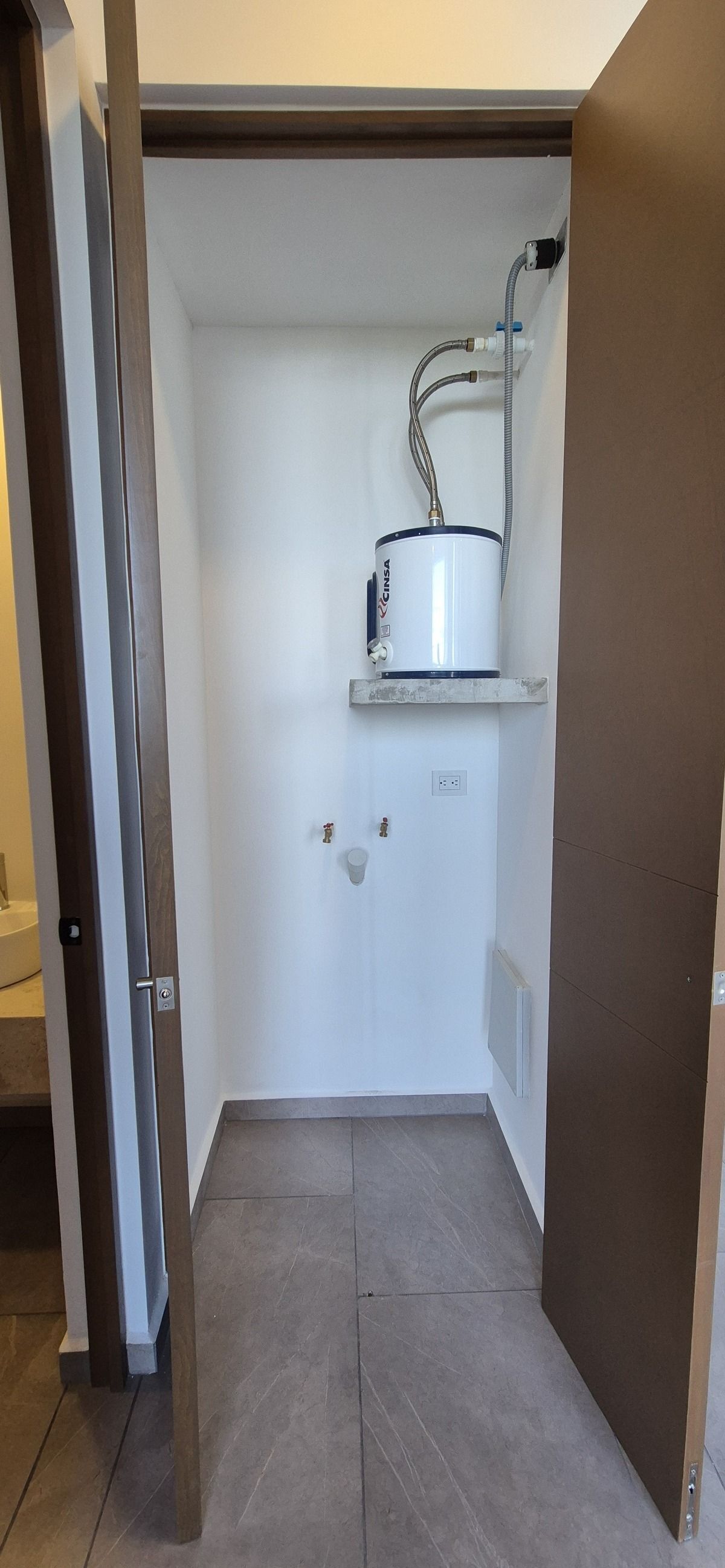 17 de 29: CALENTADOR Y AREA LAVADO