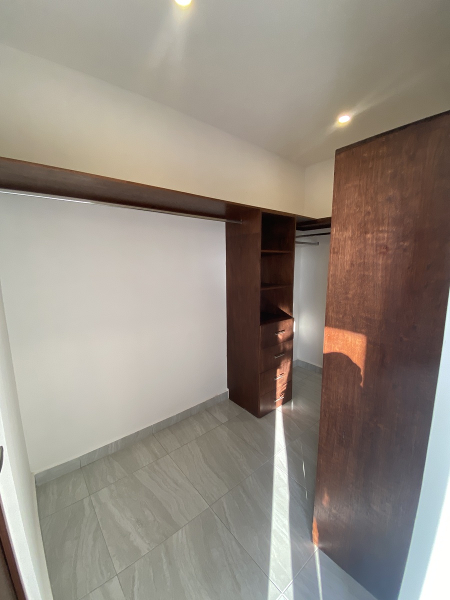 9 de 17: Closet Vestidor, Recámara Principal