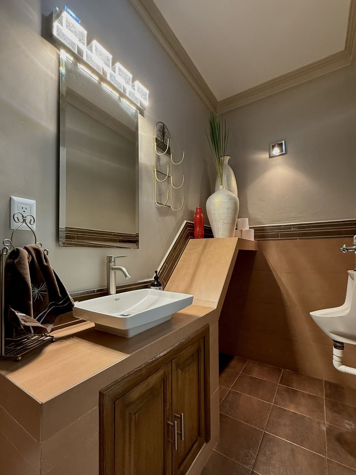 7 de 45: Baño de Visitas