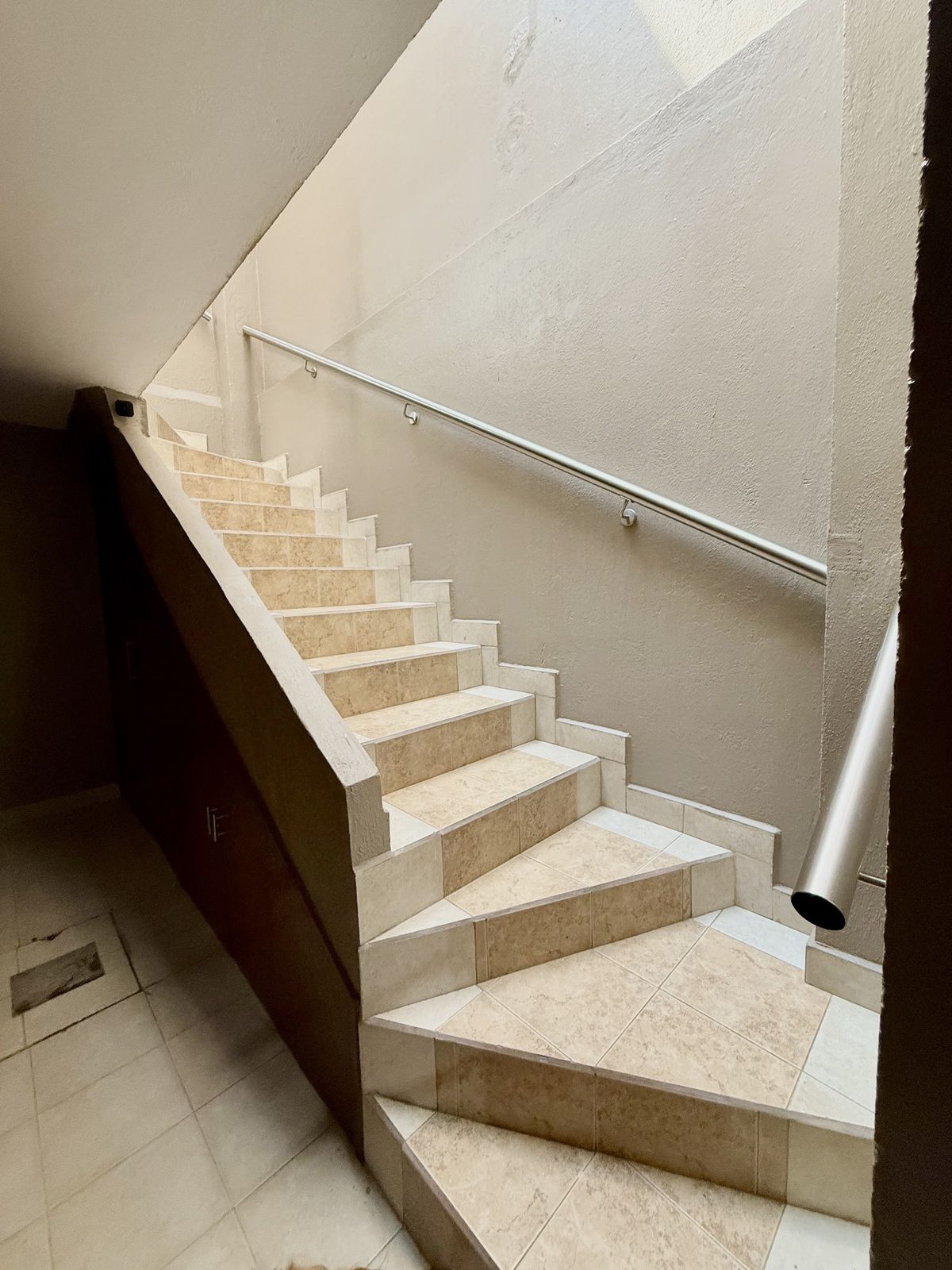 37 de 45: Escalera interior del estacionamiento a la casa