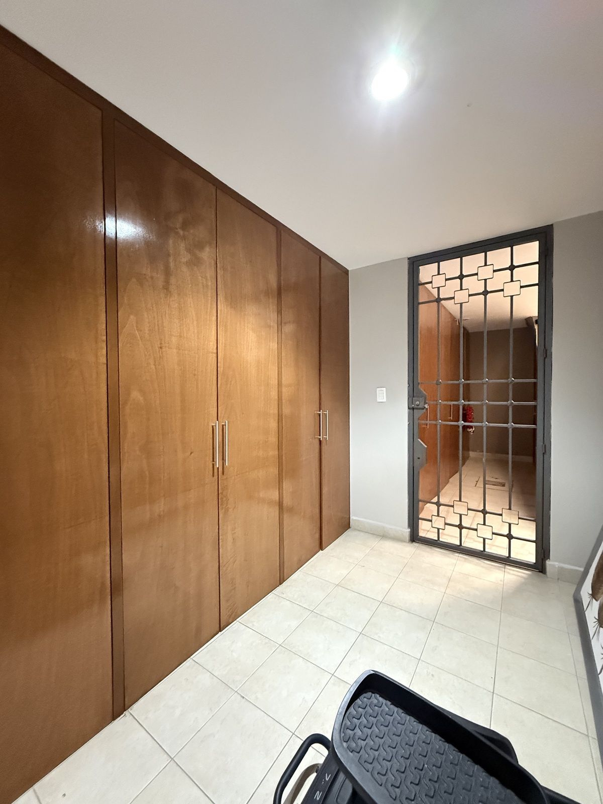 38 de 45: Acceso interior a la casa por estacionamiento