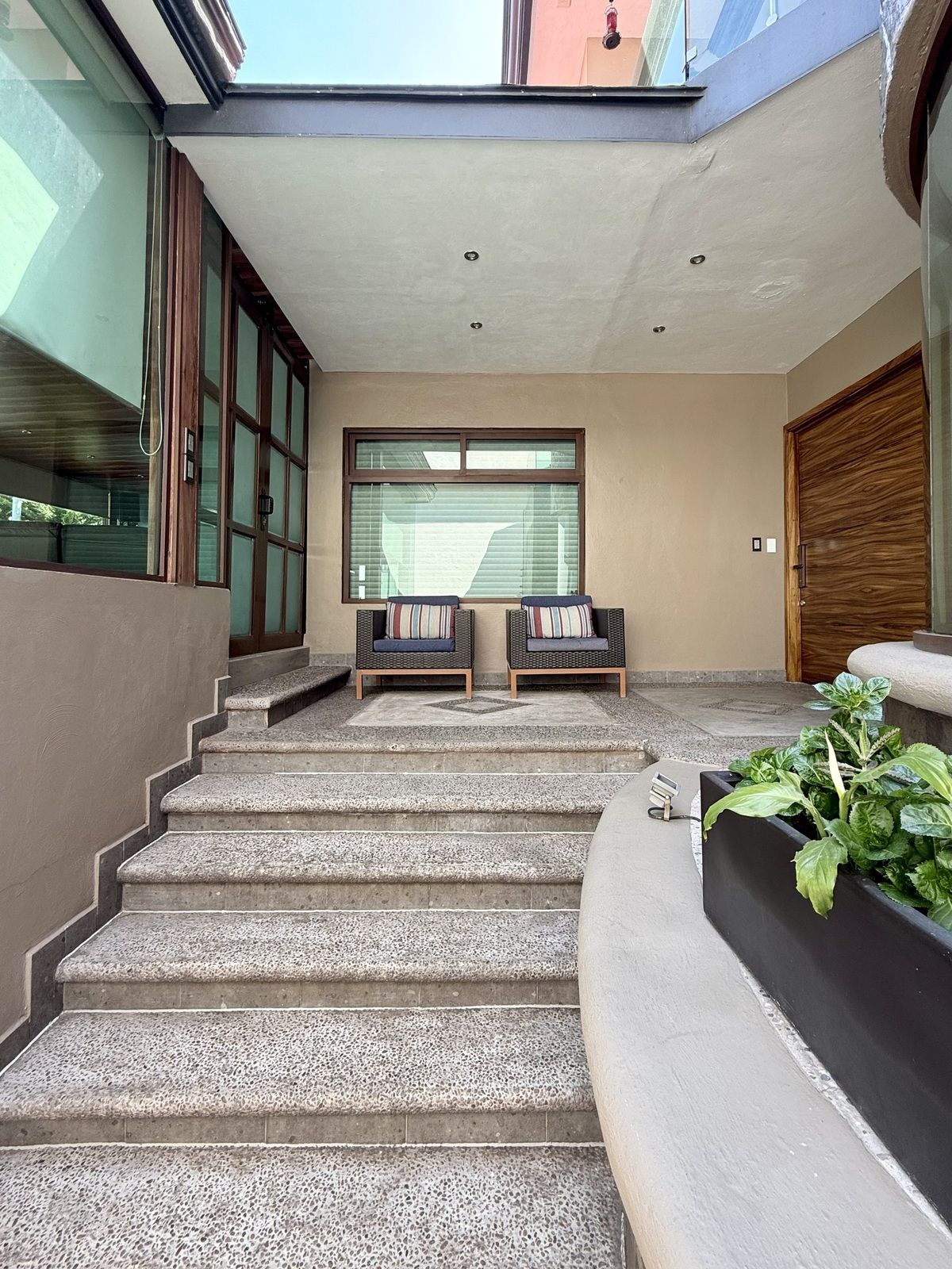 5 de 45: Escalera entrada principal