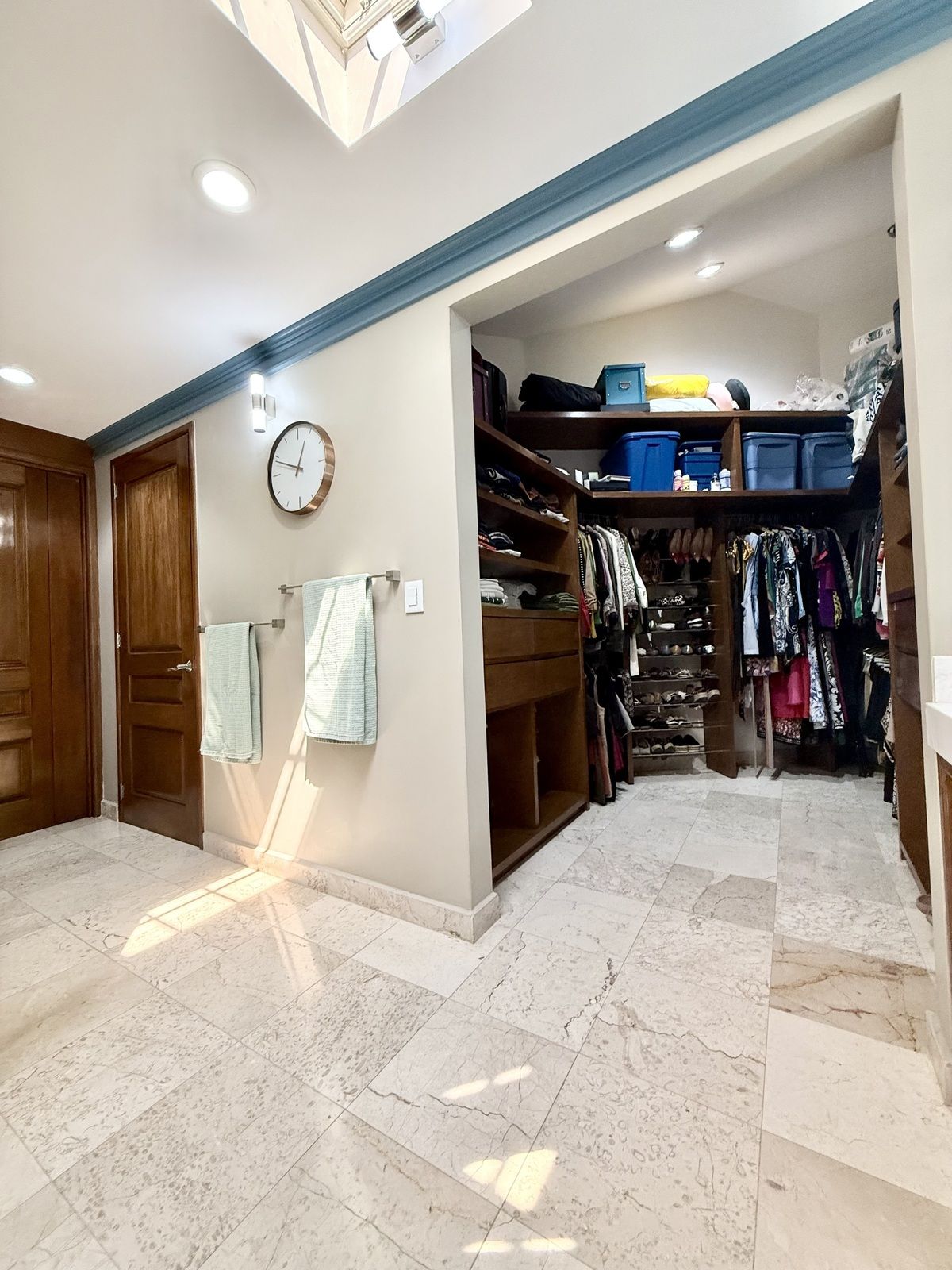 28 de 45: Recámara principal, vestidor