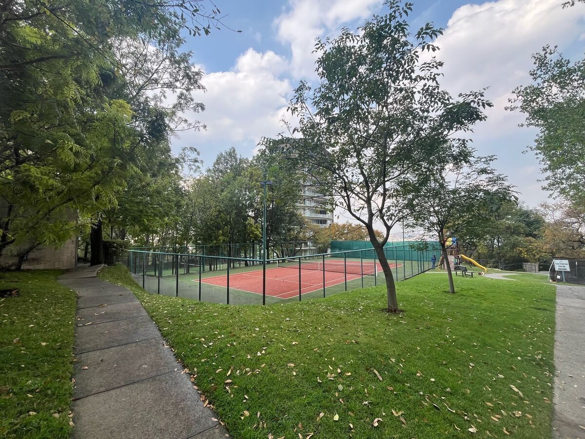 18 de 18: Cancha de tenis y jardines