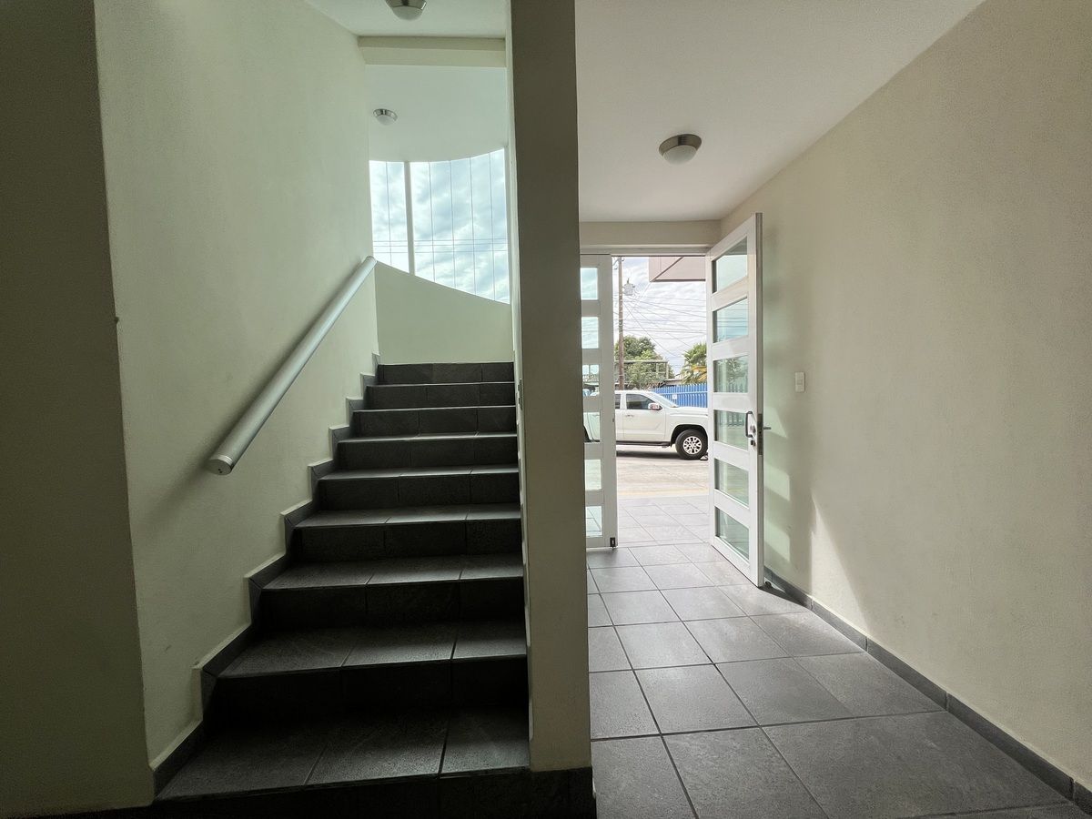 2 de 17: Escaleras de acceso a segundo piso